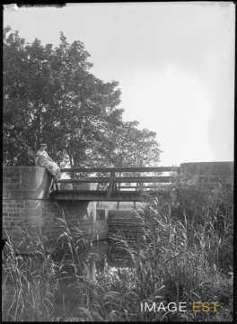Femme sur un pont (Meurthe-et-Moselle)